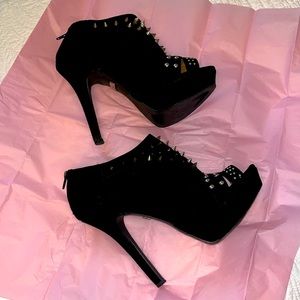 Qupid Love 5” gold studded heels with zipper